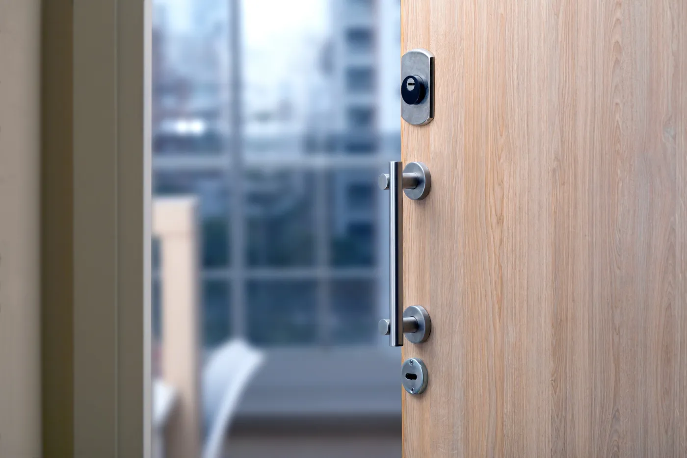 Porte entrouverte équipée d'une serrure multipoints à L'Haÿ-les-Roses